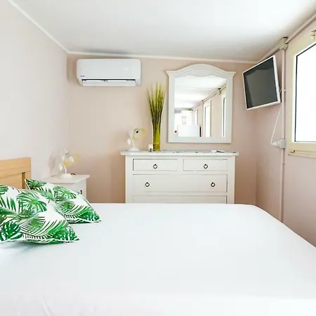 Apartament Aurelia - Modern Seafront Studio