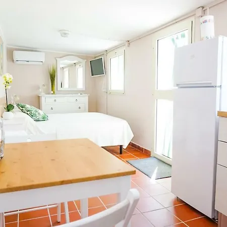 Aurelia - Modern Seafront Studio *